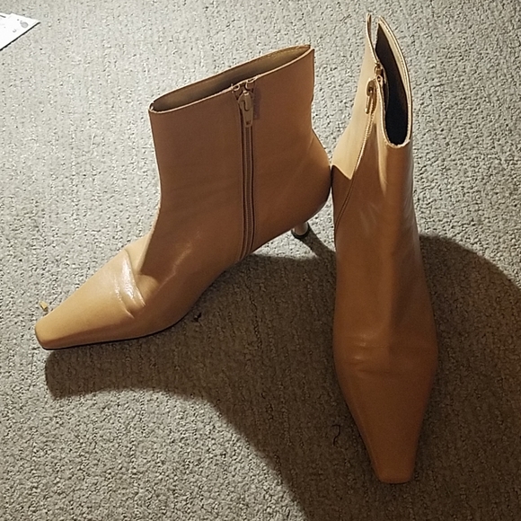 STUART WEITZMAN - Picture 1 of 8